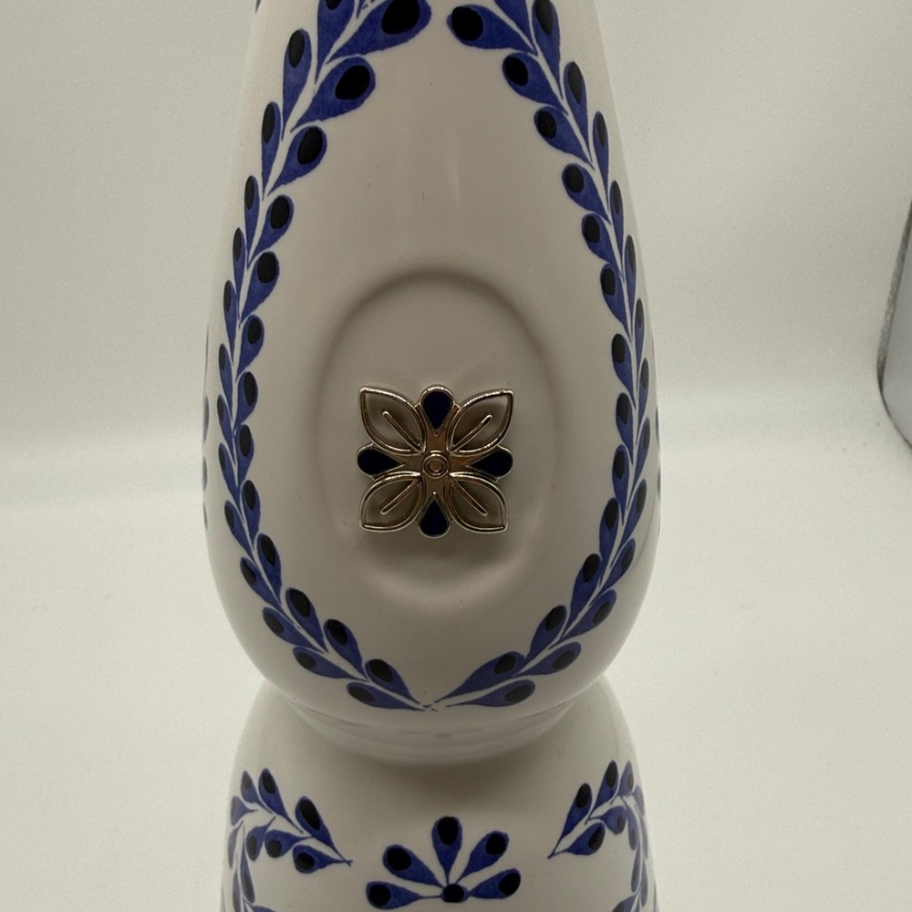 Clase Azul Reposado 750ml Tequila Bottle in Box. - Picture 7 of 9